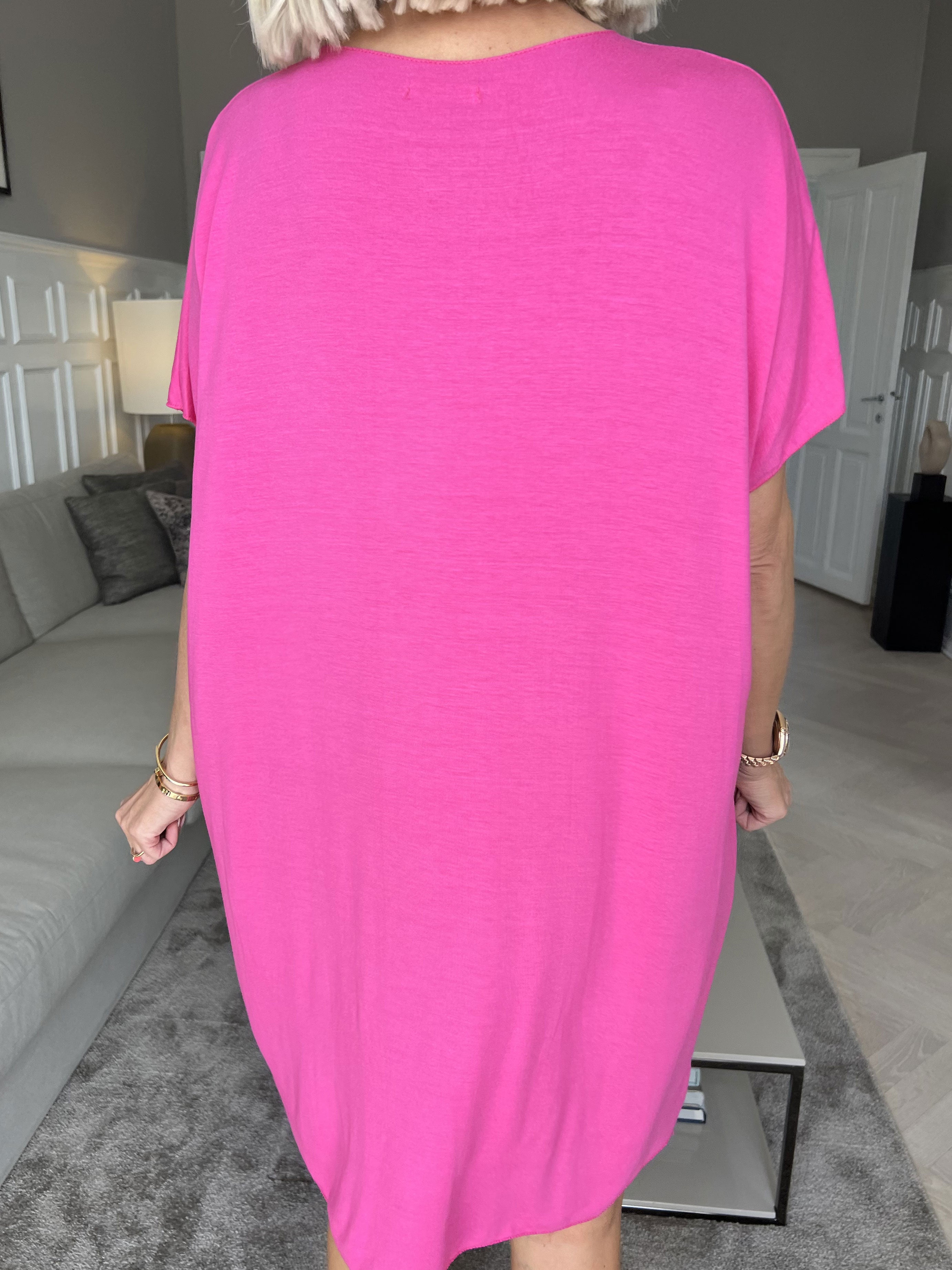 Vogue - Oversized t-shirt klänning i viskos med guldtryck